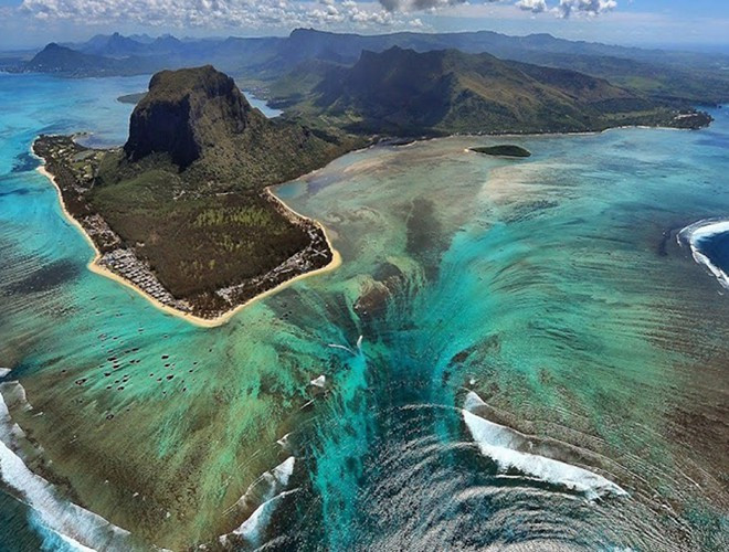 Dù không có thực nhưng "thác nước" vẫn khiến nhiều người tò mò mà tìm đến đây mỗi năm. Ngoài việc ngắm nhìn khung cảnh đảo từ trên trực thăng, du khách có thể bơi, lặn hoặc khám phá rạn san hô xung quanh đảo