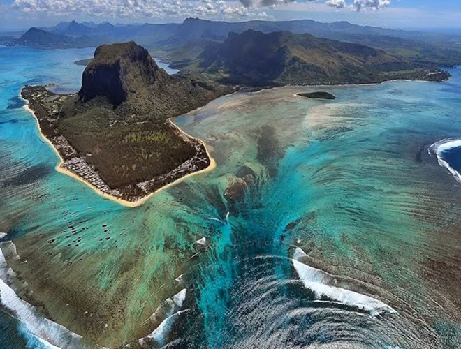 Dù không có thực nhưng "thác nước" vẫn khiến nhiều người tò mò mà tìm đến đây mỗi năm. Ngoài việc ngắm nhìn khung cảnh đảo từ trên trực thăng, du khách có thể bơi, lặn hoặc khám phá rạn san hô xung quanh đảo