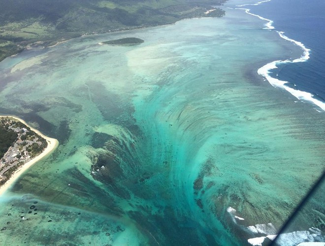 Từ trên cao, du khách có thể thấy một thác nước khổng lồ xối mạnh xuống lòng biển. Tuy nhiên, thác nước trên không có thực. Đây chỉ là ảo ảnh "đánh lừa" thị giác được tạo thành từ cát và bùn chảy theo dòng hải lưu vào những phần sụt lún dưới đáy biển