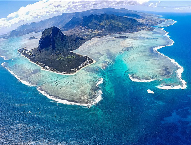 Bán đảo Le Morne nằm ở phía tây nam của Mauritius được biết đến là "hòn đảo thiên đường" với khung cảnh hoang sơ, thơ mộng. Tuy vậy, điểm hấp dẫn du khách đặt chân tới đây chính là vẻ đẹp ma mị của thác nước dưới đại dương