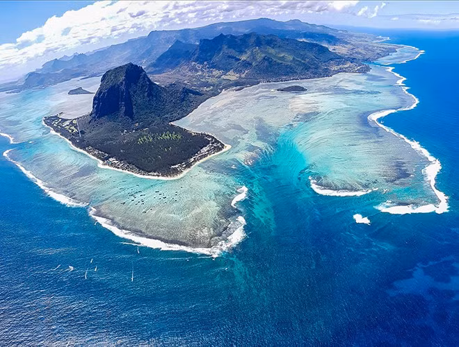 Bán đảo Le Morne nằm ở phía tây nam của Mauritius được biết đến là "hòn đảo thiên đường" với khung cảnh hoang sơ, thơ mộng. Tuy vậy, điểm hấp dẫn du khách đặt chân tới đây chính là vẻ đẹp ma mị của thác nước dưới đại dương