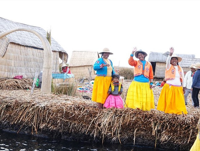 Đến đây, du khách sẽ được ngồi thuyền đan bằng lau để thăm đảo, mặc những bộ quần áo sặc sỡ, mua những đồ lưu niệm làm từ cây lau. Chính bởi không gian gần gũi với thiên nhiên như thế cùng thái độ lịch thiệp của người dân đã khiến nhiều du khách lưu luyến không muốn rời đi