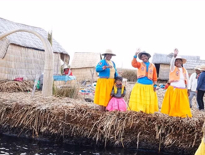 Đến đây, du khách sẽ được ngồi thuyền đan bằng lau để thăm đảo, mặc những bộ quần áo sặc sỡ, mua những đồ lưu niệm làm từ cây lau. Chính bởi không gian gần gũi với thiên nhiên như thế cùng thái độ lịch thiệp của người dân đã khiến nhiều du khách lưu luyến không muốn rời đi