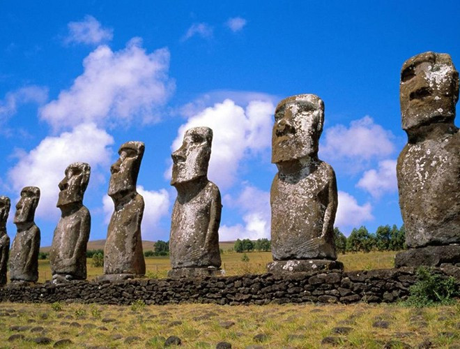 Đảo Phục Sinh (hay còn gọi là Rapa Nui) nằm ở phía đông nam Thái Bình Dương, thuộc địa phận của Chile. Hòn đảo cô độc nhất thế giới này thu hút khách du lịch nhờ cảnh đẹp hoang sơ và 887 bức tượng Moai bí ẩn chưa có lời giải đáp