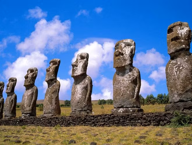 Đảo Phục Sinh (hay còn gọi là Rapa Nui) nằm ở phía đông nam Thái Bình Dương, thuộc địa phận của Chile. Hòn đảo cô độc nhất thế giới này thu hút khách du lịch nhờ cảnh đẹp hoang sơ và 887 bức tượng Moai bí ẩn chưa có lời giải đáp
