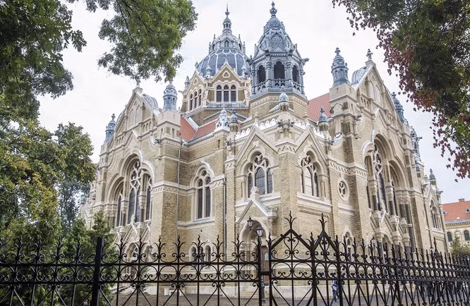  Giáo đường Do Thái (Szeged, Hungary): Được xây dựng vào đầu những năm 1900, đây là giáo đường lớn thứ tư trên thế giới và lớn thứ hai ở Hungary. Gần đây, việc cải tạo đã được hoàn thành với phần mái vòm thủy tinh và những thiết kế hoa văn tinh xảo.