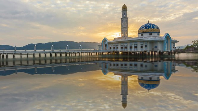  Nhà thờ Nổi (Jeddah, Ả-rập Xê-út): Còn được gọi là Nhà thờ Hồi giáo Al-Rahma, công trình này được xây dựng năm 1985, bao gồm 52 mái vòm bên ngoài cùng với một mái vòm chính, mang lại cảm giác như một công trình nổi lên giữa Biển Đỏ mỗi khi thủy triều lên. Đây là một điểm dừng chân quen thuộc cho những du khách hành hương tâm linh đến Mecca hoặc Medina.