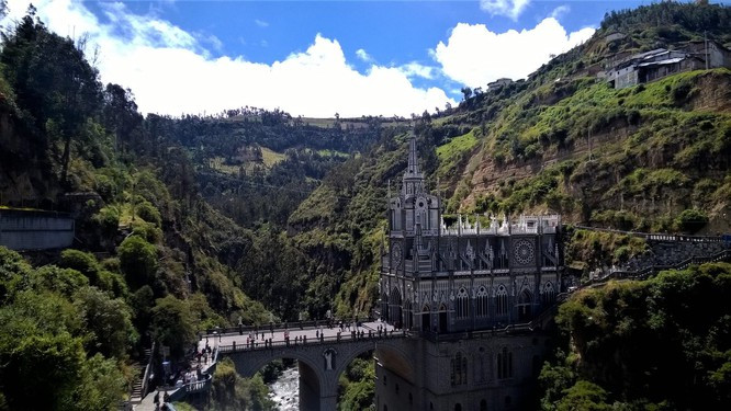  Thánh đường Las Lajas (Ipiales, Colombia): Để tới được nhà thờ có kiến trúc tân cổ điển bên hẻm núi này, du khách phải đi qua một cây cầu cao khoảng 39,6m so với dòng sông bên dưới nó. Chính bởi vị trí hiểm trở như vậy, du khách càng tin vào sự thần bí của thánh đường đặc biệt này.
