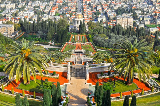  Vườn đạo Bahá'í (Haifa, Israel): Được xây dựng trên sườn núi Carmel có thể bao quát thành phố bên dưới cũng như nhìn được ra biển Địa Trung Hải, Vườn đạo Bahá’í là một trong những địa điểm thu hút khách du lịch hàng đầu ở Israel.