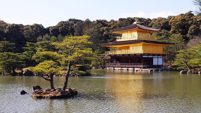 Đền Kinkaku-ji (Kyoto, Nhật Bản): Còn được gọi là ngôi đền dát vàng (hoặc đền Rokuji), ngôi đền của phái Thiền Tông này ban đầu là một khu nhà nghỉ của một vị tướng, có niên đại từ năm 1397. Ngôi chùa phủ đầy lá vàng được bao quanh bởi những khu vườn và một hồ nước trong.