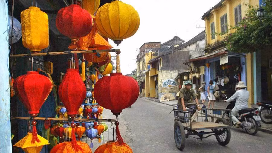  Hội An: Hội An là một trong những điểm du lịch hàng đầu ở Việt Nam. Phố cổ Hội An đã được UNESCO công nhận là Di sản thế giới, nơi đây đầy ắp những lồng đèn xinh xắn, các cửa hàng duyên dáng, xe xích lô..