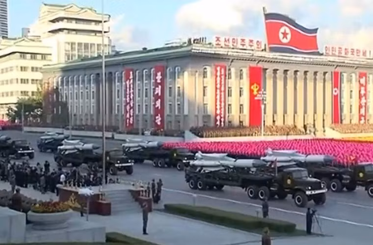 Theo một số nguồn tin, năm 1987, Triều Tiên đã nhận từ Liên Xô khoảng 4 tiểu đoàn S-200 (NATO định danh là SA-5). S-200 được chính quyền Triều Tiên bố trí gần khu phi quân sự (DMZ) và mở rộng về phía Bắc bao bọc thủ đô Bình Nhưỡng. Ảnh: Các đạn tên lửa S-200 được Triều Tiên phô diễn trong cuộc duyệt binh vào cuối năm 2015.