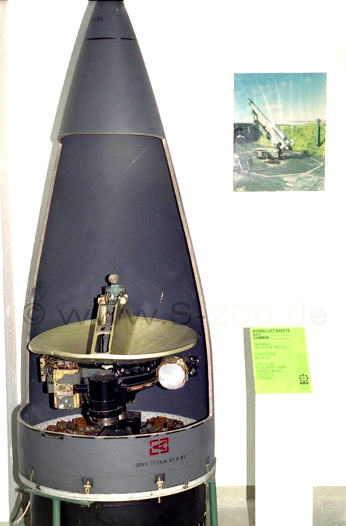 Tên lửa sử dụng hệ chiếu vô tuyến pha giữa để hiệu chỉnh đường bay. Ở pha cuối dùng đầu tự dẫn radar bán chủ động 5G24 (ảnh) tấn công mục tiêu. Mỗi quả đạn lắp đầu đạn nổ phân mảnh nặng 217kg (chứa bên trong 16.000 mảnh nhỏ loại 2g và 21.000 mảnh nhỏ 3,5g) cho bán kính sát thương rất lớn.