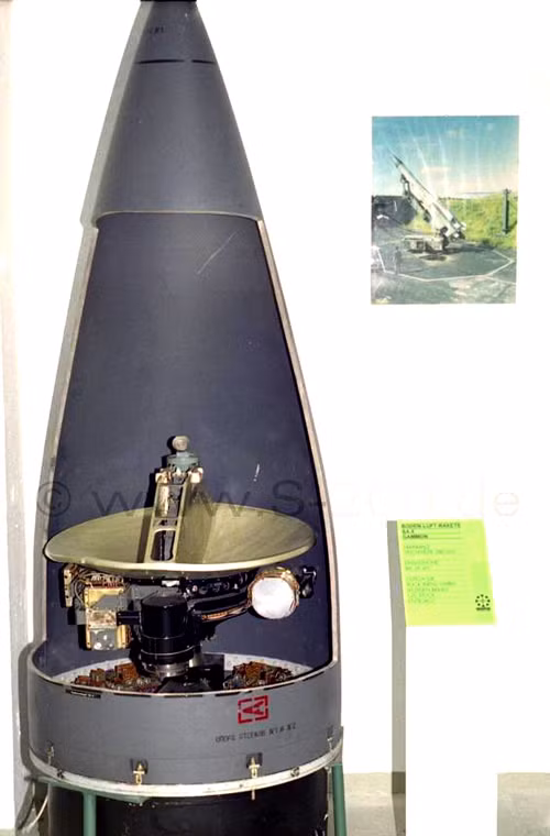 Tên lửa sử dụng hệ chiếu vô tuyến pha giữa để hiệu chỉnh đường bay. Ở pha cuối dùng đầu tự dẫn radar bán chủ động 5G24 (ảnh) tấn công mục tiêu. Mỗi quả đạn lắp đầu đạn nổ phân mảnh nặng 217kg (chứa bên trong 16.000 mảnh nhỏ loại 2g và 21.000 mảnh nhỏ 3,5g) cho bán kính sát thương rất lớn.