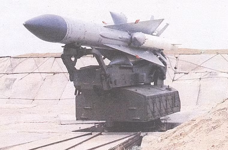 Đạn được đặt trên bệ phóng 5P27, mỗi bệ được hỗ trợ bởi một một đường ray để di chuyển. Nhìn chung, tổ hợp phòng không S-200 rất đồ sộ và việc triển khai là cực kỳ phức tạp, mất thời gian.