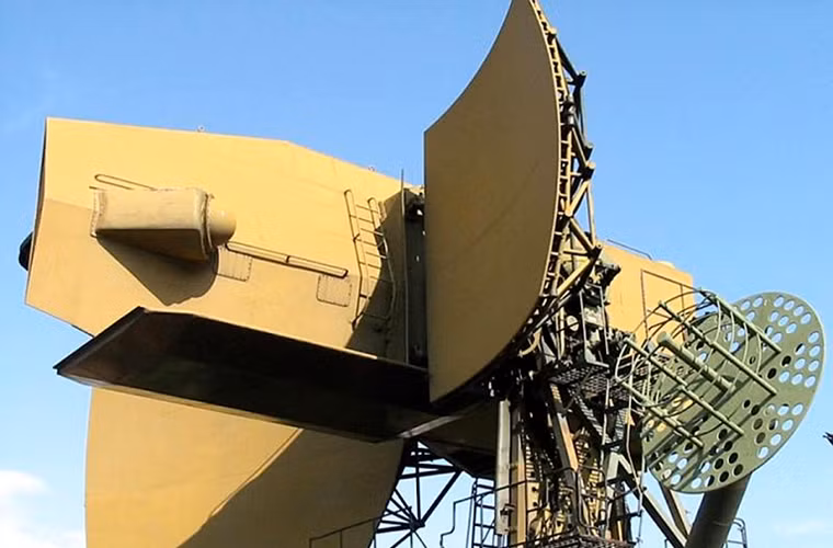 Đài điều khiển 5N62 hoạt động trên băng H, dùng cho cả nhiệm vụ bám và chiếu dọi mục tiêu cho đầu tự dẫn tên lửa tấn công, tầm hoạt động 270km. Nguyên lý hoạt động hiểu đơn giản là: đài radar phát hiện, theo dõi và chiếu xạ vào mục tiêu máy bay địch, đầu tự dẫn radar bán chủ động tên lửa sẽ thu sóng phản xạ từ mục tiêu địch và tự động lái tên lửa tấn công.