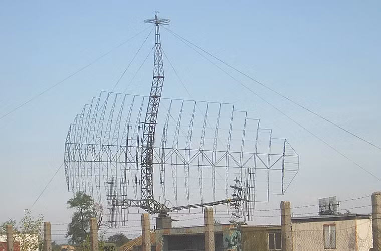 Ngoài radar 5N62, tổ hợp tên lửa S-200 còn có thể tích hợp một số loại radar khác tăng tầm phát hiện mục tiêu. Trong ảnh là đài radar báo động sớm 5N84A có tầm trinh sát 600km, độ cao tìm kiếm 46km.