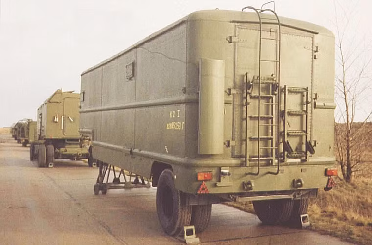 Cabin trung tâm điều khiển hỏa lực K-2 kiểm soát xe anten thu/phát đài 5N62 đặt trên xe rơ mooc OdAZ-828.