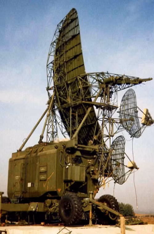 Đài đo độ cao PRV-17 có tầm trinh sát 240km.