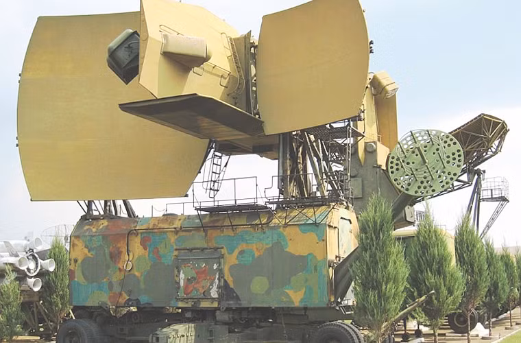 Làm nhiệm vụ chiếu xạ cho đầu dẫn radar 5G24 của tên lửa 5V21 là đài radar điều khiển hỏa lực 5N62 (NATO định danh là Square Pair) thường đặt ở trung tâm trận địa tên lửa S-200.