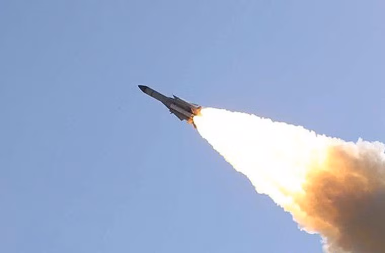 Hệ thống tên lửa phòng không S-200 do Liên Xô phát triển từ những năm 1960 được thiết kế nhằm bảo vệ các mục tiêu chiến lược khỏi máy bay ném bom tầm xa, tầm cao của Mỹ và Phương Tây. Trước khi có S-400, S-200 là tên lửa phòng không đạt tầm bắn xa nhất thế giới, vượt xa cả tầm bắn của S-300.