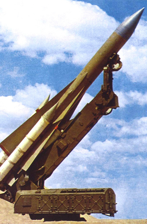 Đạn tên lửa 5V21 trang bị 4 động cơ khởi tốc nhiên liệu rắn gắn dọc thân tên lửa và động cơ chính đặt ở trung tâm thân dùng nhiên liệu lỏng. Khi bắn, 4 động cơ rocket phụ sẽ khởi động trước đưa tên lửa rời khỏi bệ phóng, cháy hết nhiên liệu (từ 3-5,1 giây) nó sẽ tự động tách khỏi thân tên lửa. Sau đó, động cơ chính được kích hoạt đưa tên lửa bay tới mục tiêu (thời gian cháy 51-150 giây).