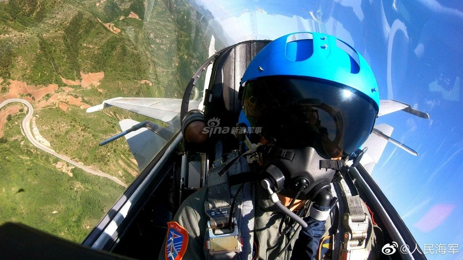 Do vậy, tiêm kích J-15 không những không mang theo đầy đủ vũ khí khi cất cánh mà nó cũng không thể mang theo đầy đủ nhiên liệu nếu muốn cất cánh được từ tàu sân bay.