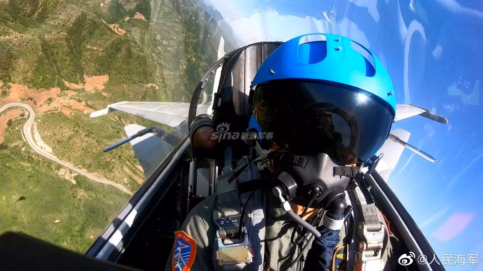 Do vậy, tiêm kích J-15 không những không mang theo đầy đủ vũ khí khi cất cánh mà nó cũng không thể mang theo đầy đủ nhiên liệu nếu muốn cất cánh được từ tàu sân bay.