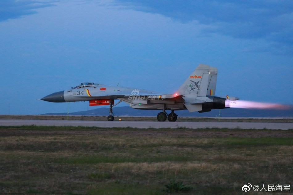 Độ tin cậy của động cơ WS-10H trên J-15 cũng chưa được chứng minh, nhất là khi Bắc Kinh vẫn gặp khó khăn trong việc chế tạo động cơ phản lực hiện đại. Nhiều chiếc J-15 vẫn sử dụng động cơ AL-31F do Nga sản xuất cho tiêm kích Su-27.