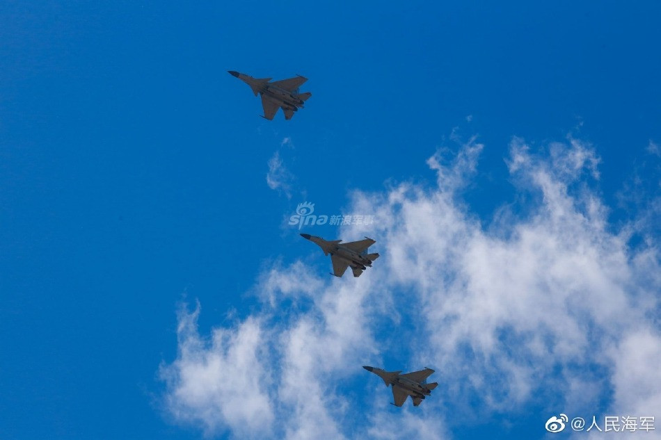 Yếu điểm của mẫu tiêm kích này là động cơ yếu, kèm theo trọng lượng quá nặng nhưng lại sử dụng kiểu cất cánh bằng cầu nhảy khiến nó không thể được phóng từ tàu sân bay với trọng lượng tối đa.