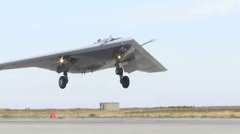 Đánh giá về Okhotnik và X-47B, giới chuyên gia cho rằng dòng UCAV Nga hơn hẳn X-47B của Hải quân Mỹ. Okhotnik có sải cánh khoảng 15,2m, lớn hơn cả những tiêm kích bom Su-34. Chiếc UCAV dài khoảng 11m, tương đương với mẫu X-47B của Mỹ.