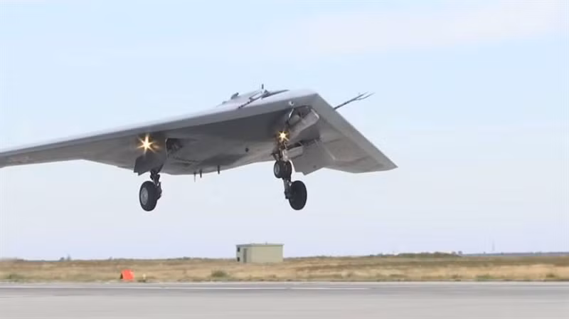 Đánh giá về Okhotnik và X-47B, giới chuyên gia cho rằng dòng UCAV Nga hơn hẳn X-47B của Hải quân Mỹ. Okhotnik có sải cánh khoảng 15,2m, lớn hơn cả những tiêm kích bom Su-34. Chiếc UCAV dài khoảng 11m, tương đương với mẫu X-47B của Mỹ.