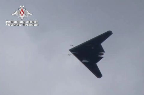 Điểm làm nên sự đáng sợ của Okhotnik chính là việc nó có thể mang được hầu hết các loại bom, tên lửa hiện tại và cả những vũ khí Nga đang phát triển. Đặc biệt, khoang chứa vũ khí bên trong của Okhotnik khá lớn để giảm sức cản và tăng tính tàng hình.