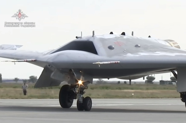 "Chúng tôi đã nhận được nhiệm vụ từ Bộ Quốc phòng để tăng tốc tiến độ hoàn thiện, sản xuất loạt Okhotnik và chuyển giao máy bay vào năm 2024. Đó là lý do tại sao chúng tôi đang tích cực làm việc để hoàn thành theo đúng tiến độ được giao", lãnh đạo của UAC tuyên bố.