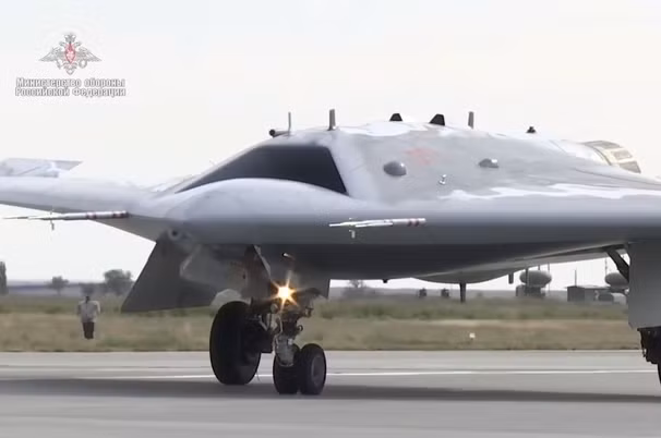 "Chúng tôi đã nhận được nhiệm vụ từ Bộ Quốc phòng để tăng tốc tiến độ hoàn thiện, sản xuất loạt Okhotnik và chuyển giao máy bay vào năm 2024. Đó là lý do tại sao chúng tôi đang tích cực làm việc để hoàn thành theo đúng tiến độ được giao", lãnh đạo của UAC tuyên bố.