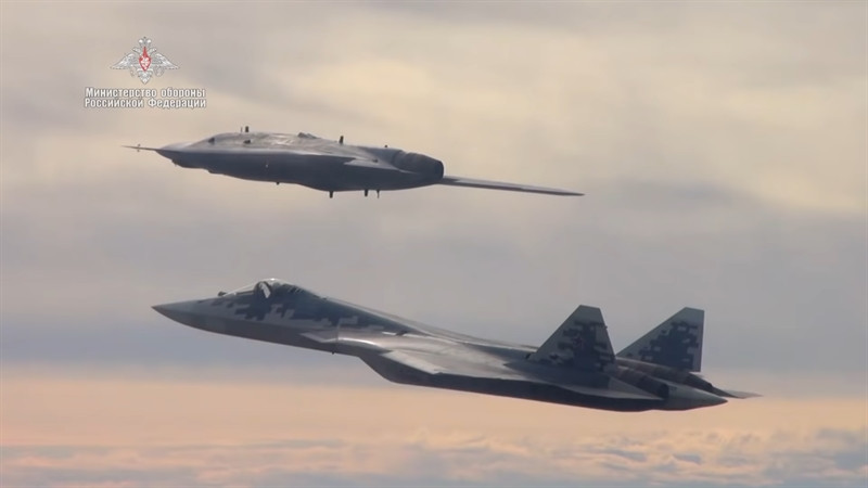 Mặc dù vậy, sức mạnh của Okhotnik vẫn rất đang sợ, đặc biệt là ở nhiệm vụ tiêu diệt phòng không đối phương. Bởi theo thiết kế, UCAV Nga được tối ưu hóa để tấn công các hệ thống phòng không, sở chỉ huy và trung tâm truyền thông đối phương.