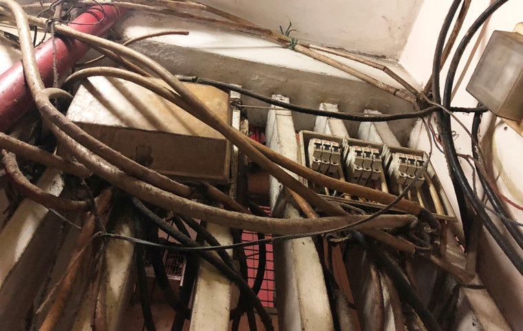 Các tầng đều chằng chịt dây điện, dây cáp.