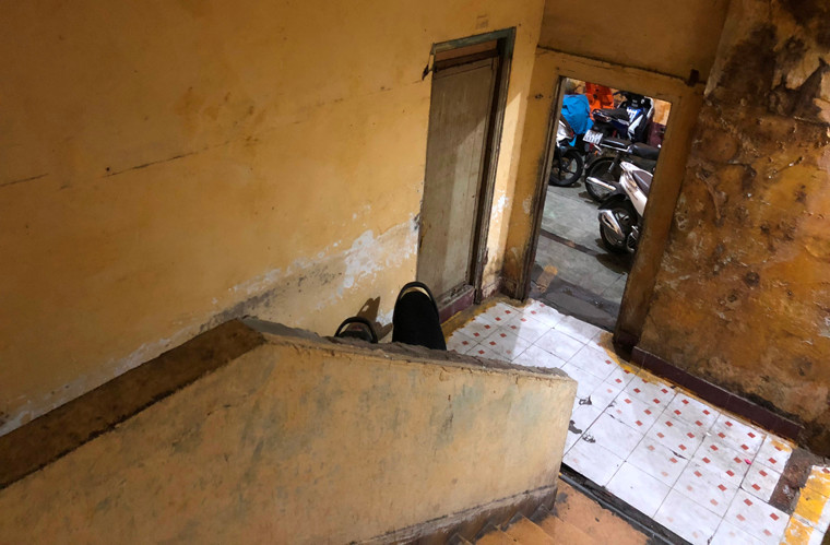 Lối lên chung cư 6 tầng và 1 tầng trên với hàng trăm người sinh sống rất chật hẹp; đã vậy còn bị bãi giữ xe máy cản trở lối thoát. Điều này rất nguy hiểm nếu không may chung cư này xảy ra sự cố.