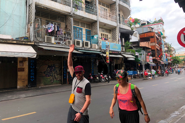 Theo ghi nhận của PV Kiến Thức, chung cư được xây dựng trước năm 1975 này hiện có hơn 80 hộ dân sinh sống với hàng trăm nhân khẩu. Khu vực tầng trệt người dân mở cửa hàng bán tranh, quán ăn nhỏ giữa con phố Tây luôn tấp nập du khách từ khắp nơi trên thế giới đến TP HCM.