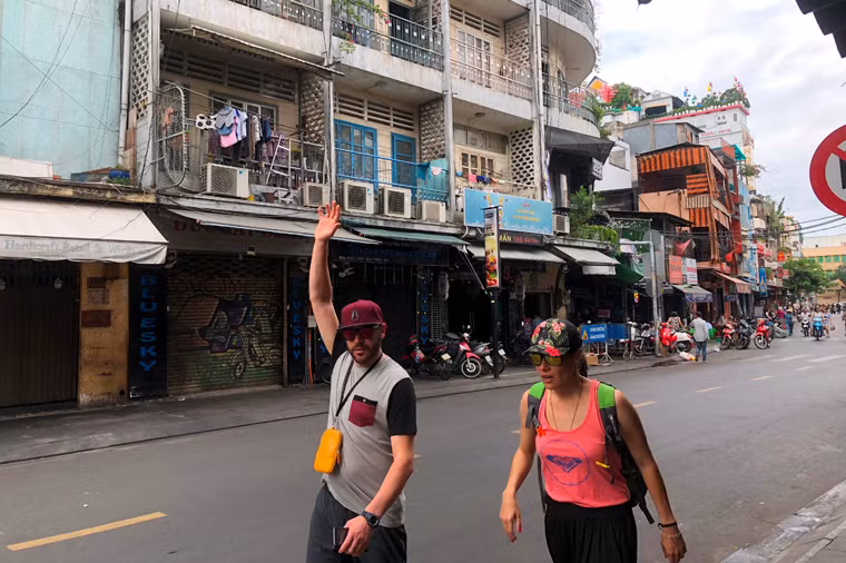 Theo ghi nhận của PV Kiến Thức, chung cư được xây dựng trước năm 1975 này hiện có hơn 80 hộ dân sinh sống với hàng trăm nhân khẩu. Khu vực tầng trệt người dân mở cửa hàng bán tranh, quán ăn nhỏ giữa con phố Tây luôn tấp nập du khách từ khắp nơi trên thế giới đến TP HCM.