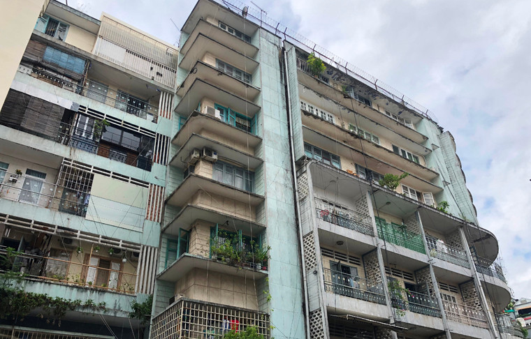 Chung cư giữa "phố Tây" sầm uất này có tuổi đời hơn 43 năm, không gian chật hẹp, hai khối nhà bị tách ra và hiện trong tình trạng xuống cấp nghiêm trọng. Đây là 1 trong số 15 chung cư vừa bị lãnh đạo TP HCM yêu cầu di dời khẩn cấp.