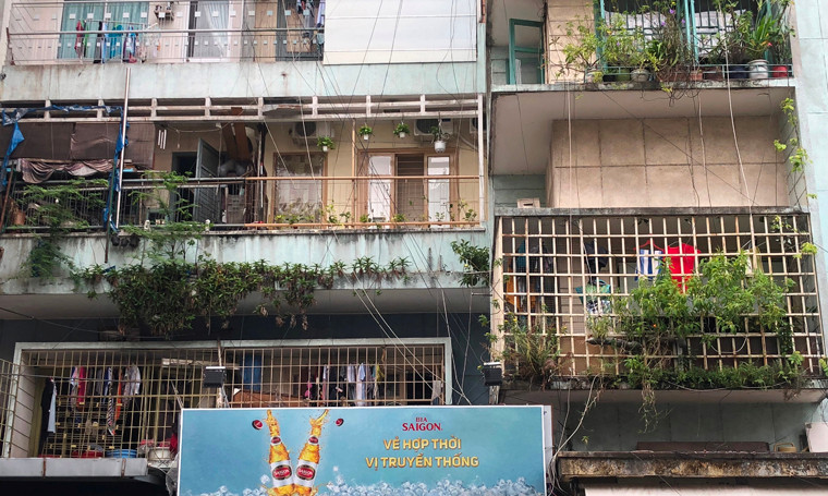 Mới đây, phó chủ tịch UBND TP HCM Trần Vĩnh Tuyến đã chỉ đạo các sở, ngành, quận, huyện liên quan di dời, xây dựng mới 15 chung cư hỏng cấp D. Trong số đó có chung cư 155 - 157 Bùi Viện, quận 1 nói trên.