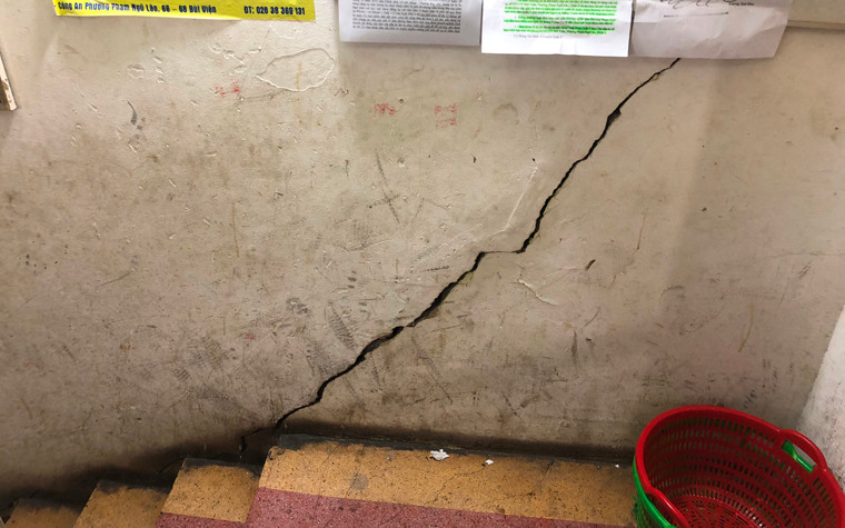 Được biết, Sở xây dựng TP HCM cũng đã có khảo sát chung cư và nhận định hiện trạng bên ngoài chung cư chắc chắn nhưng bên trong đã xuống cấp nghiêm trọng nên đề xuất lên UBND TP HCM khẩn trương di dời chung cư này.