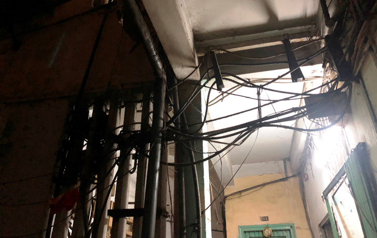 Từ tầng 1 đến tầng 7 chung cư, chỗ nào cũng chằng chịt dây điện, cáp viễn thông trông mất mỹ quan và tiềm ẩn nguy cơ xảy ra sự cố cháy nổ, chập điện.