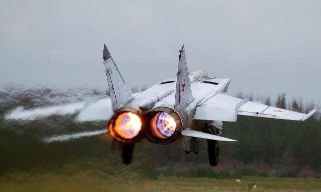 Nhưng với chiến đấu cơ MiG-25 thì khác, vì đây là loại máy bay chiến đấu có tốc độ. Với tốc độ siêu cao đến Mach 3, trên chiến trường Syria, sau khi nhận được yêu cầu chi viện của Quân đội chính phủ Syria, MiG-25 có thể nhanh chóng bay đến khu vực chiến đấu.