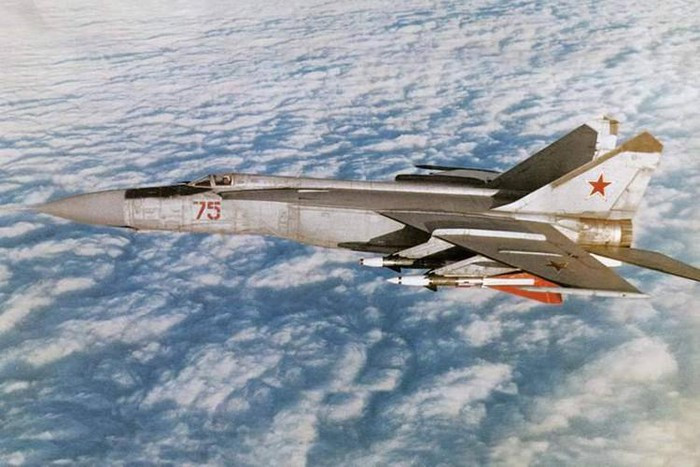 Hiện nay cũng không còn quốc gia nào, sản xuất phụ tùng cho máy bay MiG-25; tuy nhiên những phụ tùng này, vẫn còn nhiều trong các kho dự trữ của Liên Xô trước kia, mà Nga được thừa kế sau khi Liên Xô tan rã; nếu được cung cấp đầy đủ phụ tùng, những chiếc MiG-25 của Không quân Syria sẽ tung cánh trở lại chiến trường.