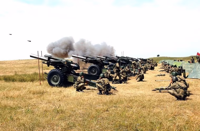 Pháo có chiều dài 3,79m, chiều cao 1,8m và rộng 2,4m. Pháo trang bị hai miếng chắn mảnh đạn cỡ lớn giúp ngăn chặn mảnh pháo bắn lại phía xạ thủ khi bị phản pháo.