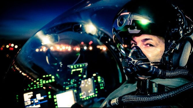 Nhà thầu quốc phòng Lockheed Martin vừa nhận được bản hợp đồng trị giá 352,6 triệu USD phát triển mũ bảo hiểm thế hệ III (HMDS) cho phi công lái F-35. Hợp đồng phải hoàn thành trước khi kết thúc năm 2020. Sau khi trang bị đầy đủ mũ thế hệ mới trong các lực lượng Mỹ, những khách hàng mua F-35 cũng sẽ trang bị dòng mũ tối tân này.