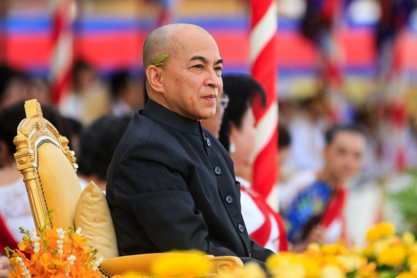 Đương kim Quốc vương Campuchia Norodom Sihamoni là con trai cựu Quốc vương Norodom Sihanouk và Thái hậu Norodom Monineath Sihanouk. Ảnh: Phnom Penh Post.