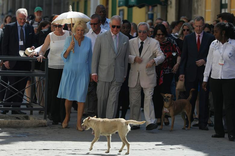 Vợ chồng Thái tử Charles đi dạo trong khu La Habana Cổ.